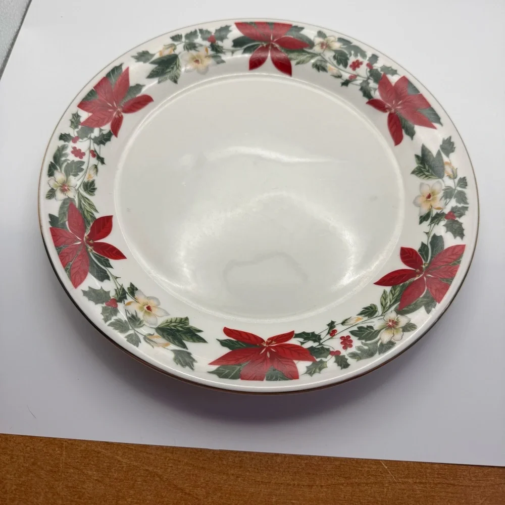 Vintage Gibson Holiday poinsettia dinner plate‎